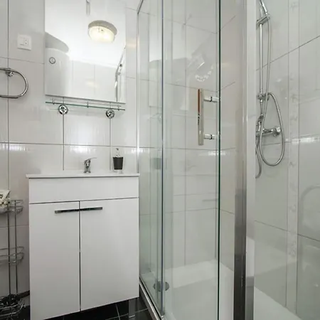 Sunny Near In Apartman *