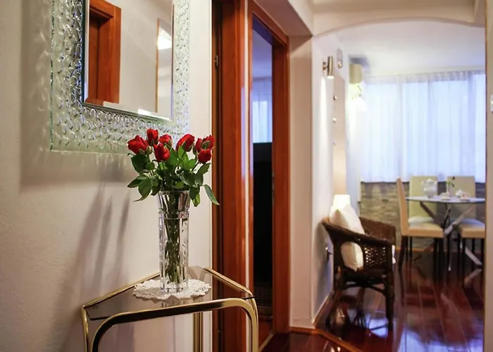 Sunny Near In Apartman *