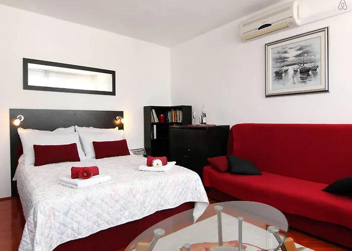 Sunny Near In Apartment Split